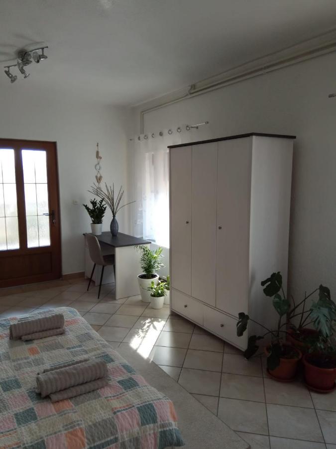 Studio Apartman Kika Otočac Exteriör bild